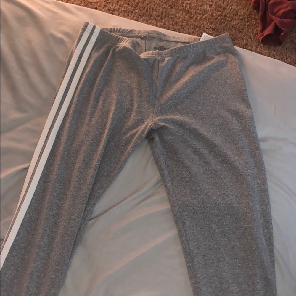 Light grey leggings with stripes!!🤩